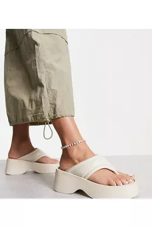 London Rebel Women Sandals - Flatform toe thong sandals in cream
