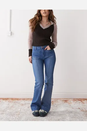 Wrangler Flared jean with front pockets in dark vintage wash with front seam