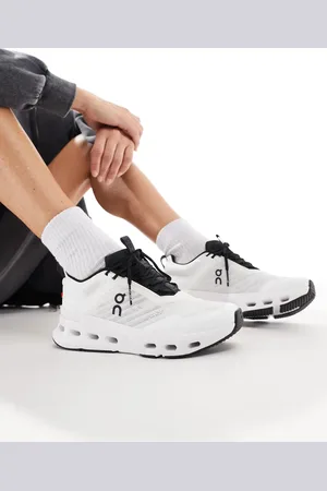 On Running ON Cloudnova X training trainers in and black