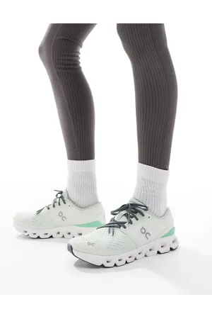 On Running ON Cloud X 4 performance training trainers in and green