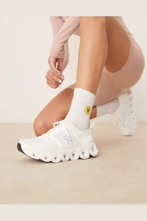 On Running ON Cloudswift 4 running trainers in