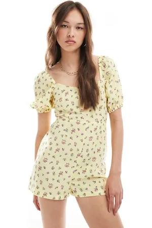 New Look Tie back playsuit in ditsy floral