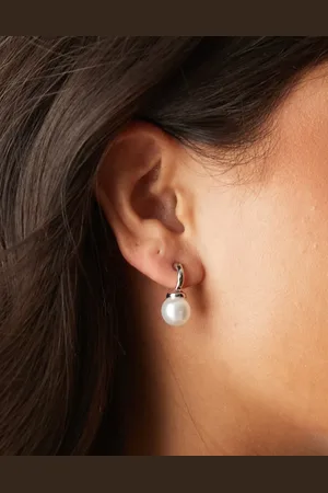 DesignB London Pearl huggie hoop earrings in