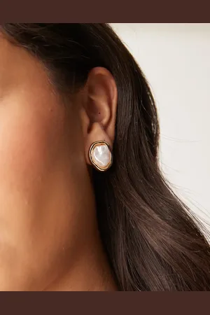 DesignB London Claw set earrings with pearl in
