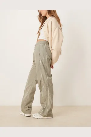 Nike Windrunner trackpant in khaki
