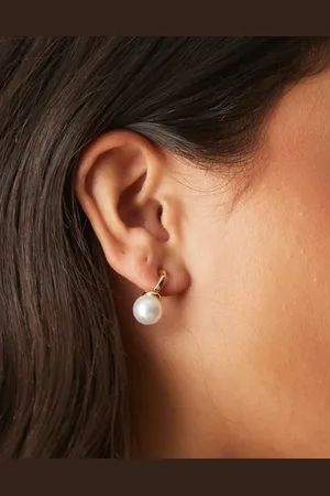 DesignB London Pearl huggie hoop earrings in