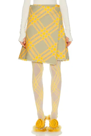 Burberry Check Kilt Skirt in - Yellow. Size 0 (also in 2).
