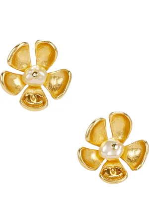 CHANEL CC Pearl Flower Earrings in - Metallic . Size all.