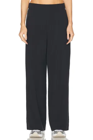 Beyond Yoga Stretch Woven Wide Leg Pant in - Black. Size L (also in XS, S, M).