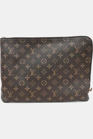 LOUIS VUITTON Etuille Voyage Clutch MM