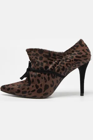 Stuart Weitzman /Black Leopard Print Calfhair Pointed Toe Booties Size 38