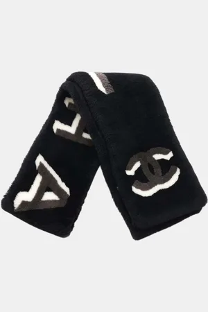CHANEL Mouton CC Logo Scarf